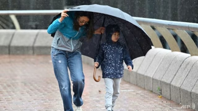 香港政府发布八号暴风信号 部分公共交通和学校关闭