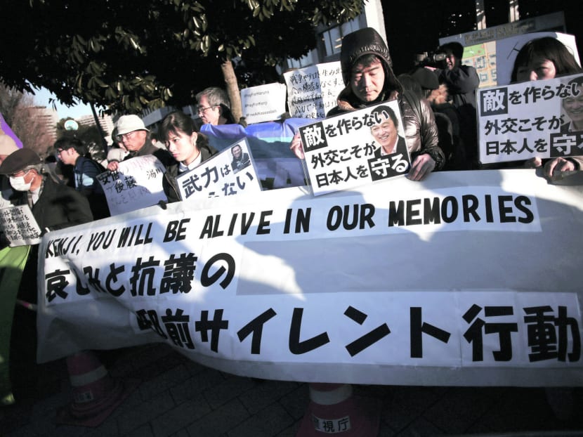 Dozens of symphasizers for Japanese journalist Kenji Goto and adventurer Haruna Yukawa, who were killed by Islamic State group, gather in front of the prime minister's official residence in Tokyo, Feb 1, 2015. Photo: AP