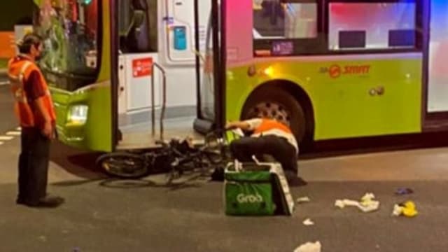 脚踏车男骑士被双层巴士撞飞送院 涉事车长被停职