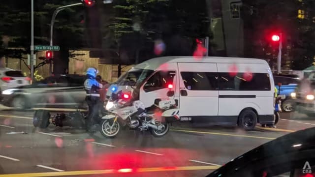 摩托车与迷你巴士相撞 29岁女骑士送院