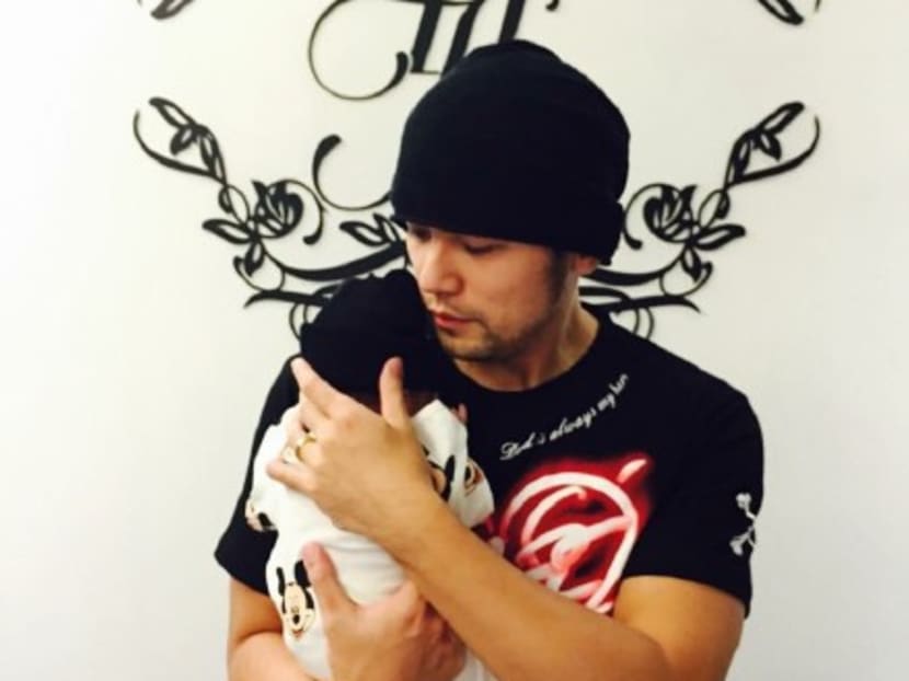 Jay Chou holding his daughter. Photo: Jay Chou/Weibo
