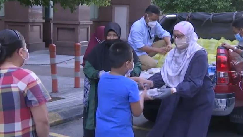 Wanita S'pura ini aktif beri makan percuma kepada golongan gelandangan di KL Wanita S'pura ini aktif beri makan percuma kepada golongan gelandangan di KL