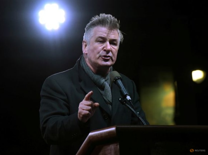 Alec Baldwin posts crew member comments disputing 'chaotic' movie set Alec Baldwin posts crew member comments disputing 'chaotic' movie set