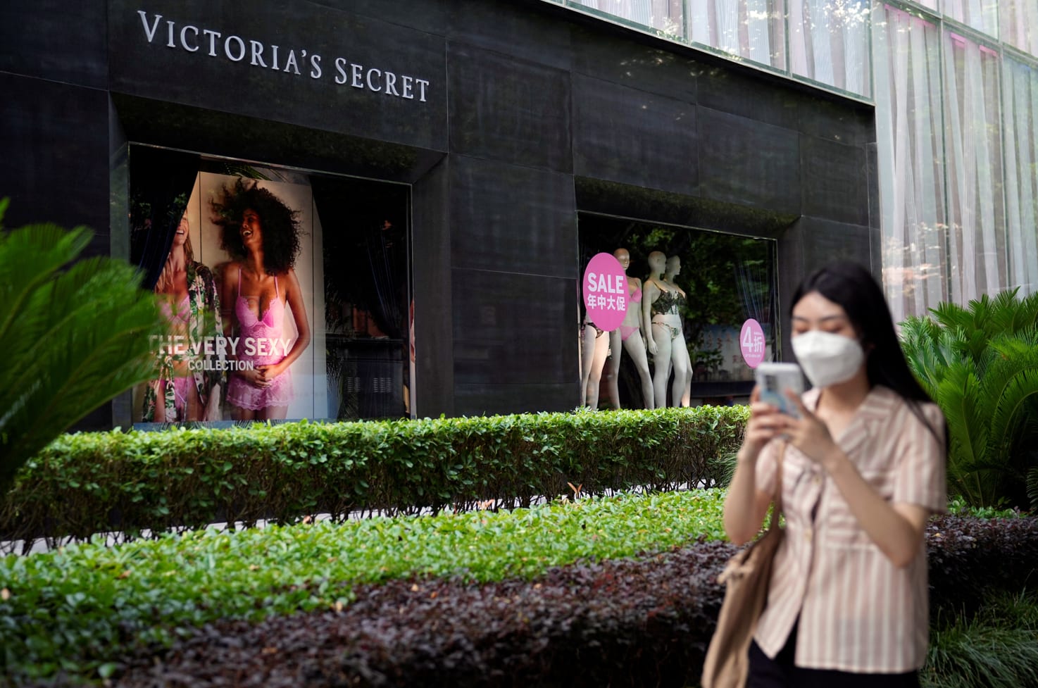 Days after Covid-19 curbs eased, large "sales" signs went up across Shanghai, with retailers from Lululemon to Victoria's Secret offering discounts to lure shoppers. Days after Covid-19 curbs eased, large "sales" signs went up across Shanghai, with retailers from Lululemon to Victoria's Secret offering discounts to lure shoppers.