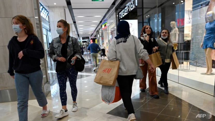 'Pain is coming': Australians spend freely this Christmas, but financial headwinds on the horizon 'Pain is coming': Australians spend freely this Christmas, but financial headwinds on the horizon