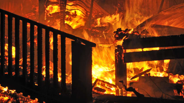 台南集合式住宅凌晨起火燃烧 造成七人死亡