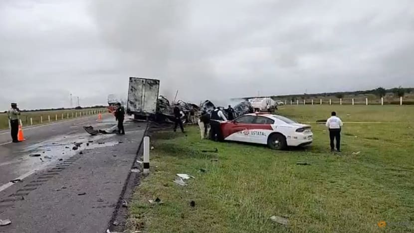 Tractor trailer crash in Mexico kills 26 - CNA