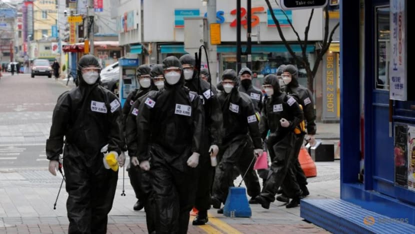South Korean churchgoers scuffle with police as COVID-19 restrictions on gatherings kick in South Korean churchgoers scuffle with police as COVID-19 restrictions on gatherings kick in