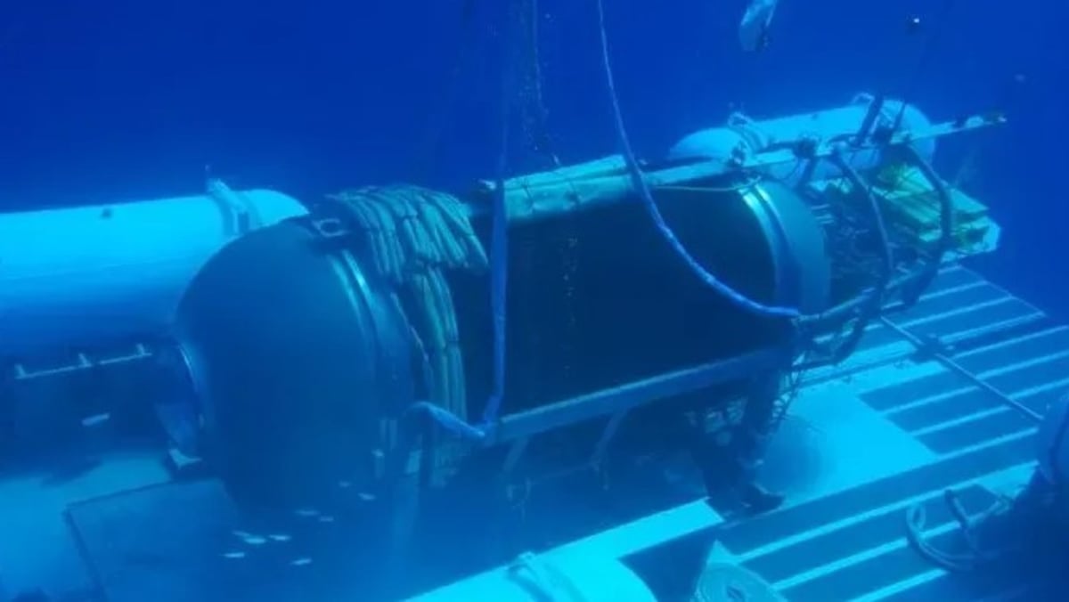 Ships planes search for tourist sub that went missing on trip to Titanic wreckage