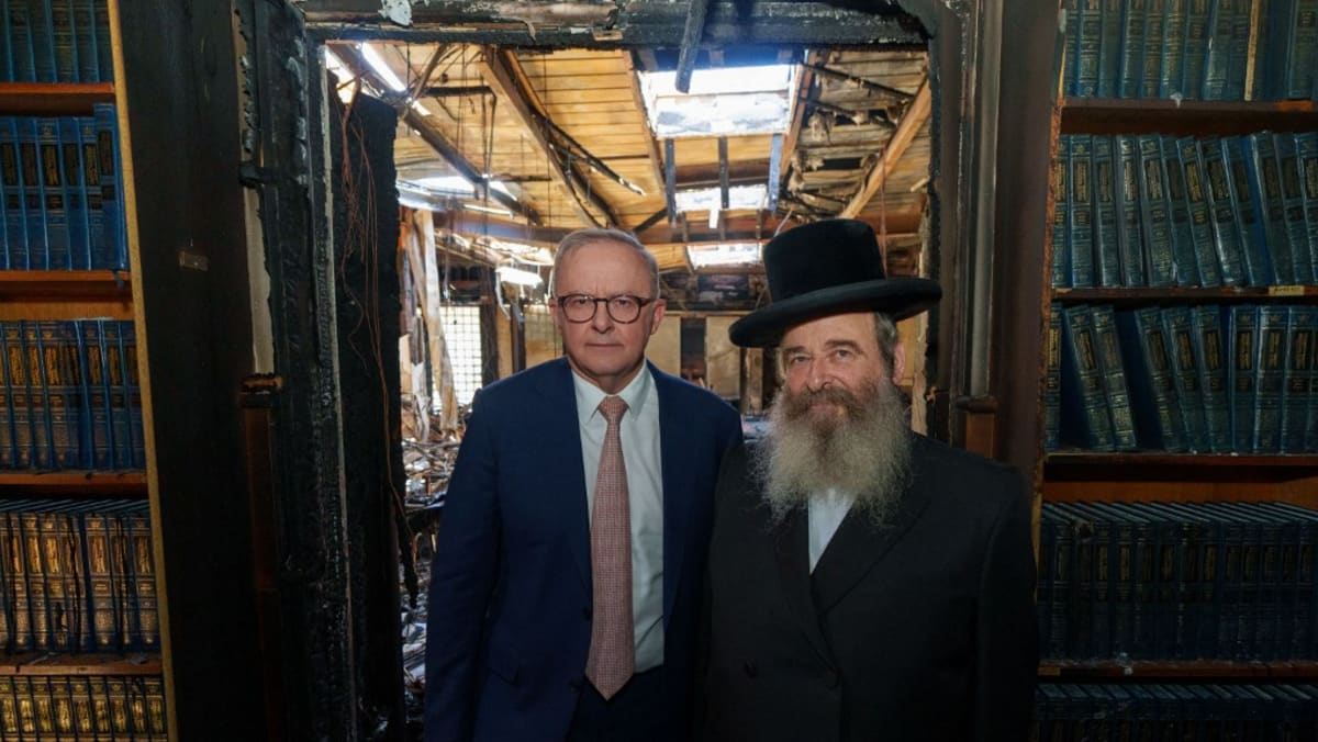 Australian PM urges unity after 'evil' synagogue blaze
