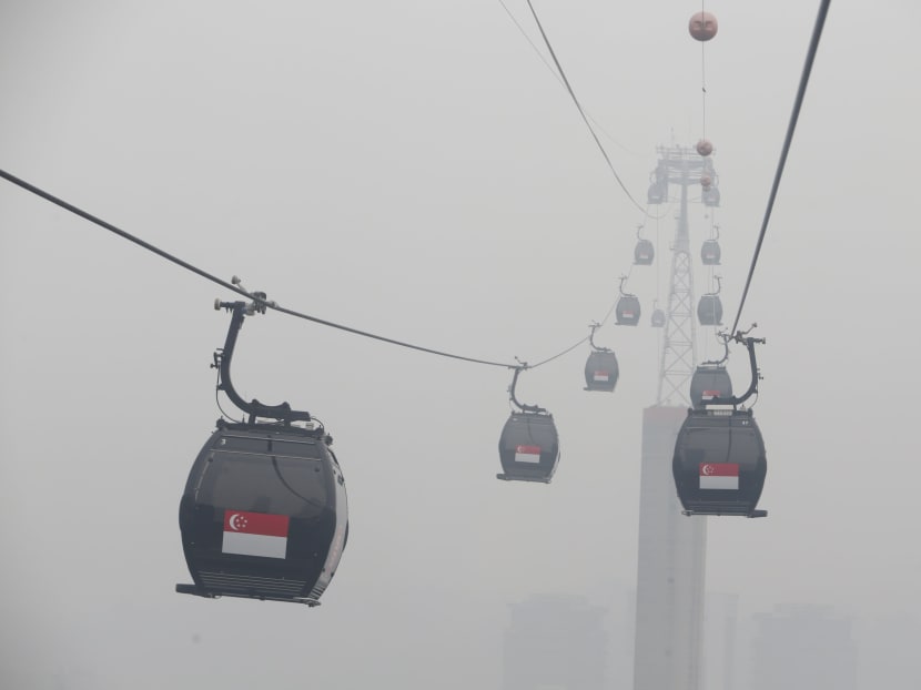 Cable cars moving towards the island resort of Sentosa are shrouded by haze in Singapore on Sept 29, 2015. Photo: Reuters
