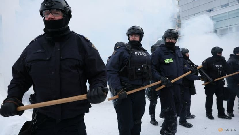 Canadian police use pepper spray, stun grenades in push to clear capital Canadian police use pepper spray, stun grenades in push to clear capital