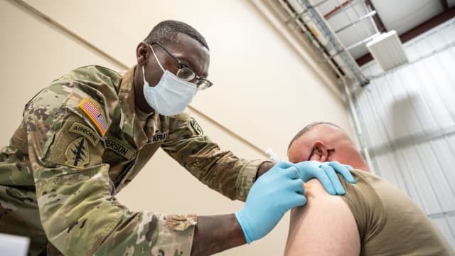 美国陆军开始解雇未接种冠病疫苗军人