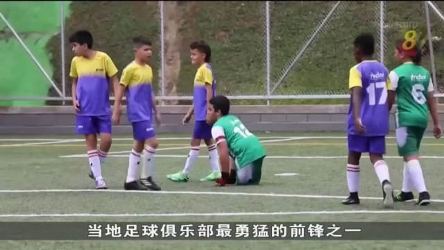 只有半截双腿仍强健灵活 哥伦比亚男孩实现足球梦