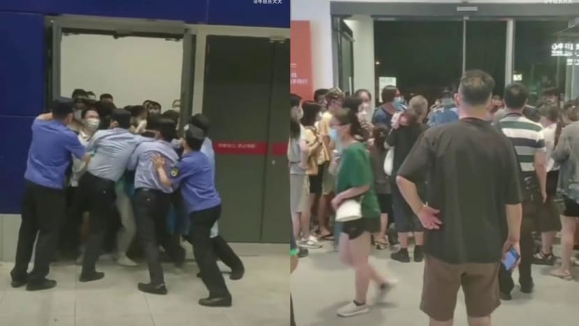 IKEA shoppers rush out of Shanghai store amid COVID-19 lockdown attempt IKEA shoppers rush out of Shanghai store amid COVID-19 lockdown attempt
