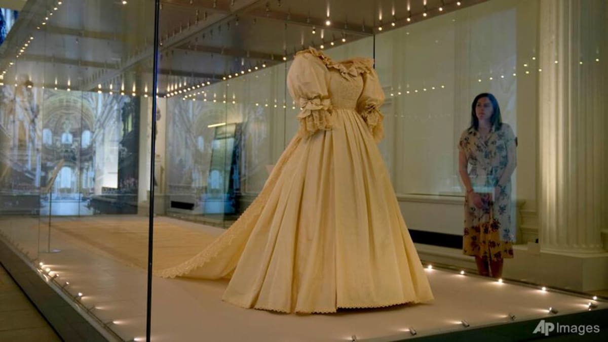 princess-diana-s-wedding-dress-goes-on-public-display-in-london