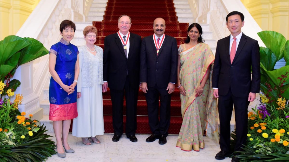 Dua profesor menerima Penghargaan Warga Negara Kehormatan atas kontribusinya terhadap Singapura