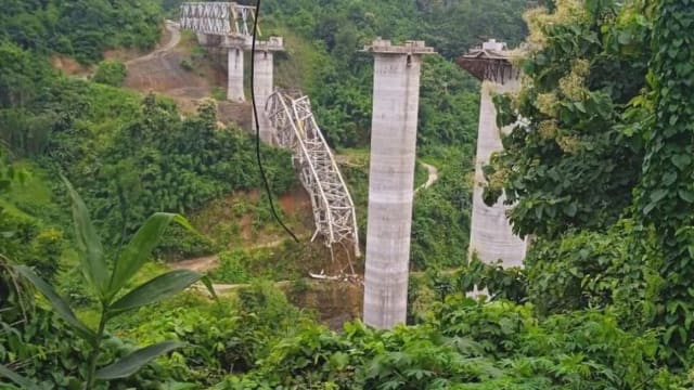 印度一座兴建中铁路大桥坍塌 至少17人丧命