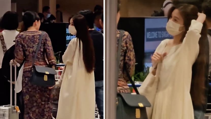 SQ Stewardess Approaches Hebe Tien For A Chat At Changi Airport