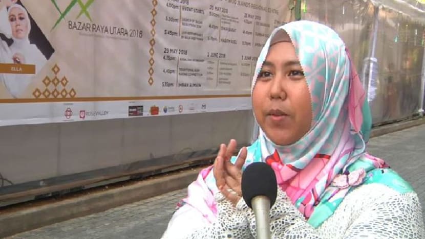 Wanita ini bawa bekas & botol sendiri ke bazar Ramadan demi kurangkan guna plastik