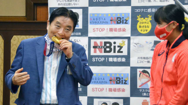 咬奥运选手金牌惹议 日本名古屋市长确诊