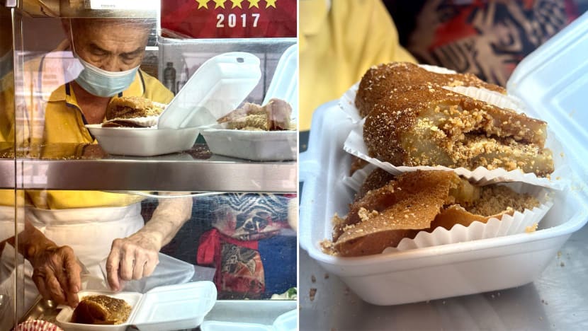 Elderly Min Jiang Kueh Hawkers Open Stall At 3.30am To Sell Pancakes Made From House-Made Yeast Elderly Min Jiang Kueh Hawkers Open Stall At 3.30am To Sell Pancakes Made From House-Made Yeast