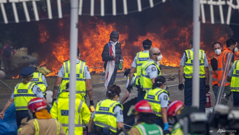 New Zealand police move in again on anti-vaccine mandate protest New Zealand police move in again on anti-vaccine mandate protest