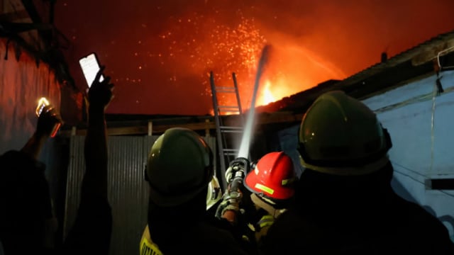 雅加达燃油库大火 至少15人死60人伤