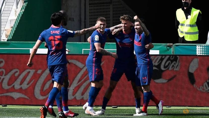 Soccer-Atletico ride luck to win after late Elche penalty miss Soccer-Atletico ride luck to win after late Elche penalty miss