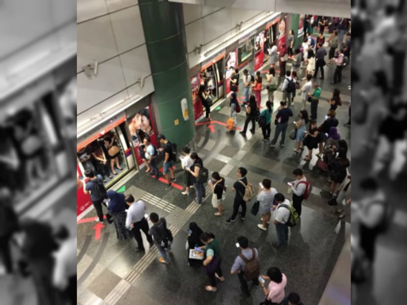 A crowd seen forming on the platform at Sengkang MRT station at 7.30am on Wednesday (April 11).
