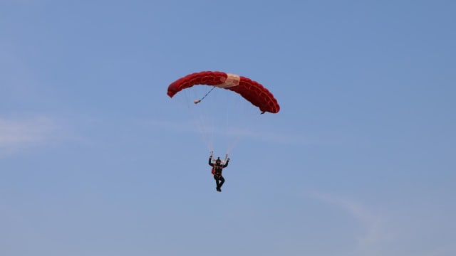 国庆跳伞表演挑战多 前突击队员：对最优秀跳伞员都不易