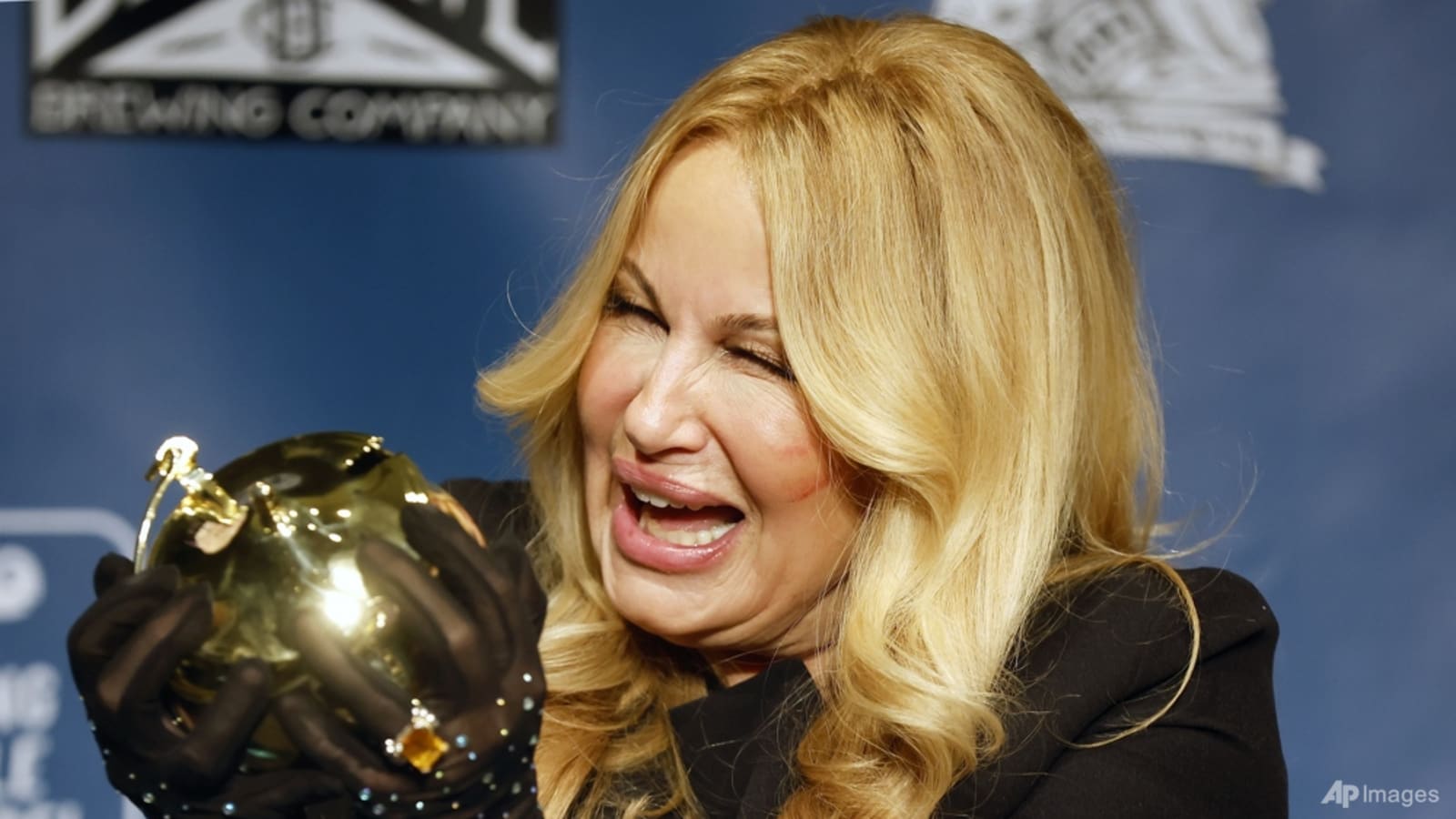 The White Lotus' Jennifer Coolidge crowned Hasty Pudding's Woman of the Year thumbnail
