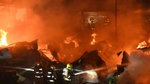 香港村庄发生大火 上百名村民自行疏散