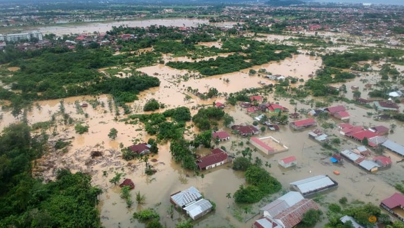 Indonesia floods, landslide kill 21, with 6 missing