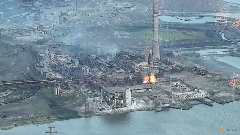 Burning munitions cascade down on Ukrainian steel plant: Video