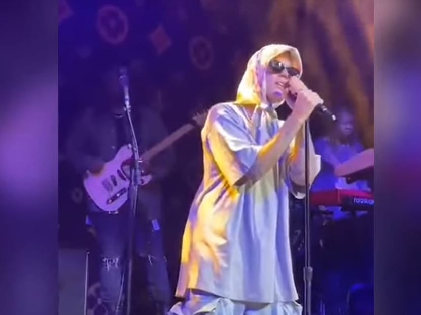 Middle East 24 reported that Bieber was called out for allegedly offending Islam and the Muslim community through his choice of attire of headscarf, white pants and a loose T-shirt.