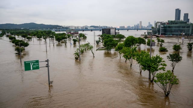 韩国首尔暴雨致死人数增至11人 