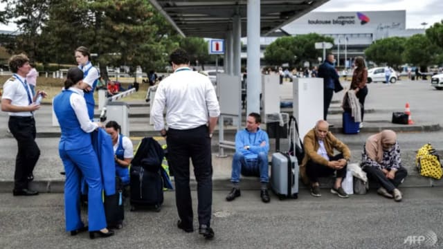 法国八机场出现安全警报 部分机场被迫疏散人群进行检查