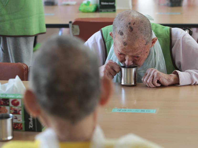 In this Nov 4, 2013 photo, a former South Korean leprosy patient drinks water at Sorokdo National Hospital on Sorok Island, South Korea. Photo: AP