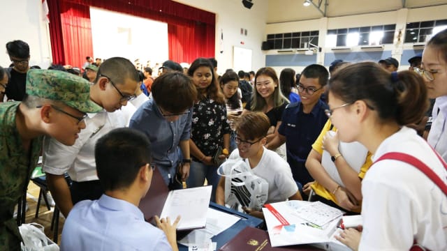 受访高中生：调整大学入学分计算方式能减轻压力 但取消年中考试或更焦虑