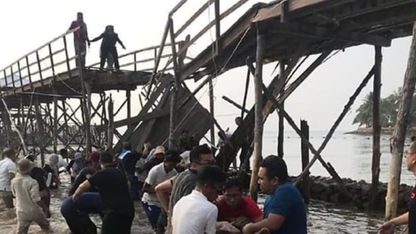 26 kakitangan MENDAKI cedera akibat jambatan roboh di resort Batam 26 kakitangan MENDAKI cedera akibat jambatan roboh di resort Batam