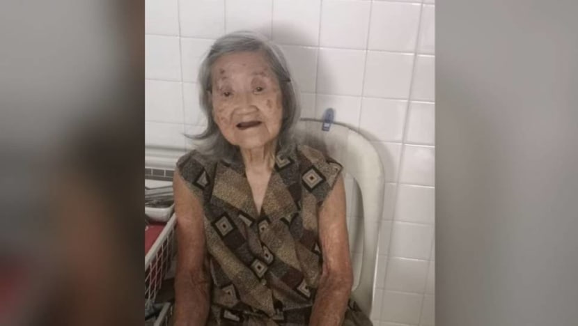 Elderly woman dies alone in Malaysia, family in Singapore struggles with funeral arrangements amid COVID-19 restrictions Elderly woman dies alone in Malaysia, family in Singapore struggles with funeral arrangements amid COVID-19 restrictions
