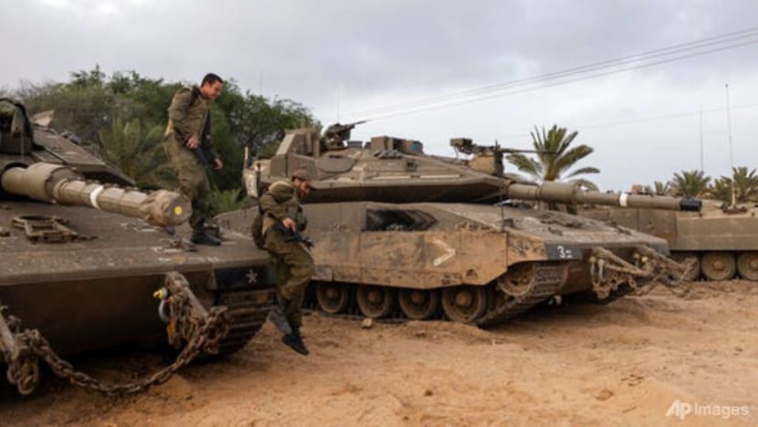 Israel fires artillery into Gaza, Palestinian rocket attacks persist Israel fires artillery into Gaza, Palestinian rocket attacks persist