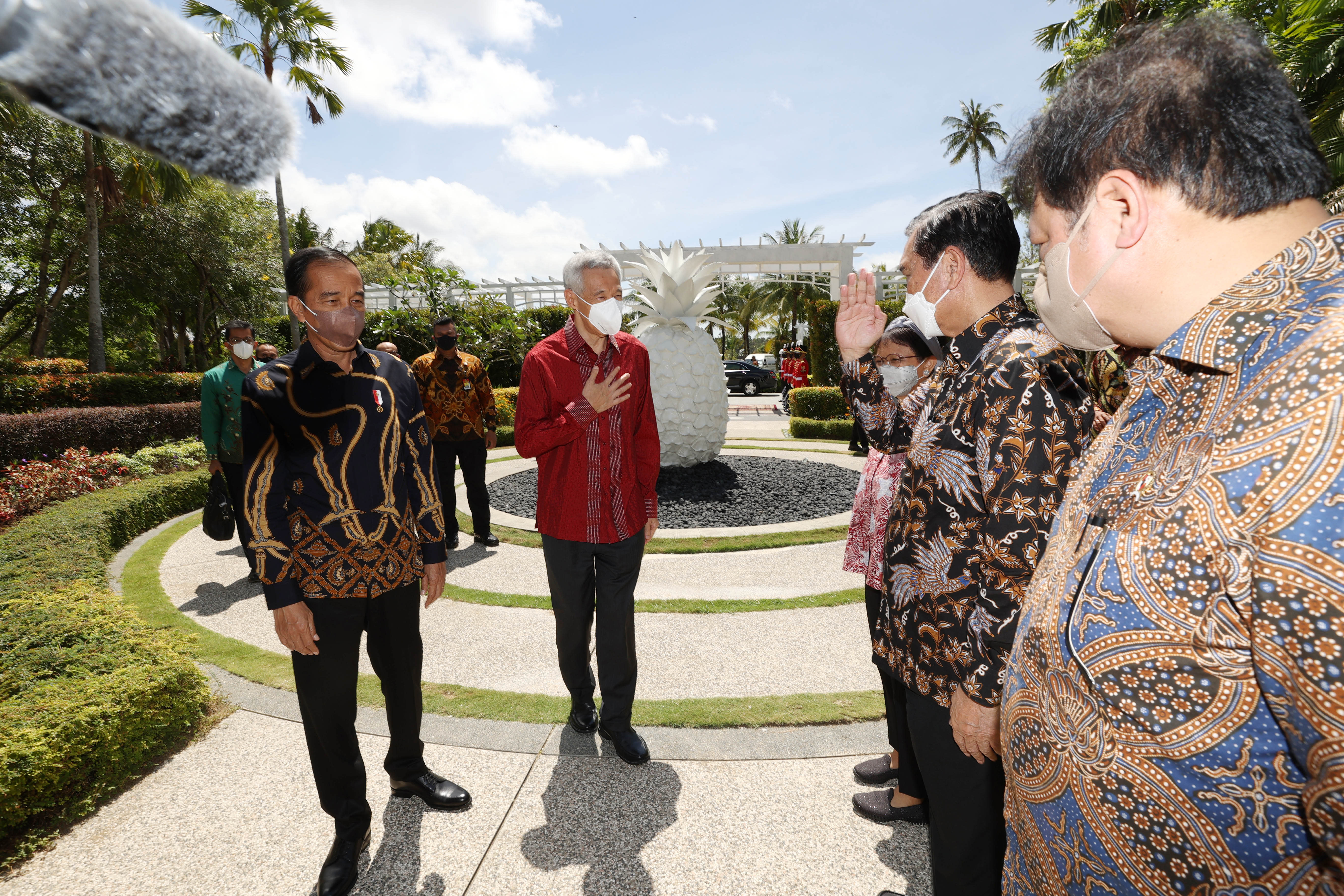 Indonesian President Joko Widodo (left) and Singapore Prime Minister Lee Hsien Loong (second from left) met on Jan 25, 2022 at a leaders' retreat to sign several bilateral agreements.