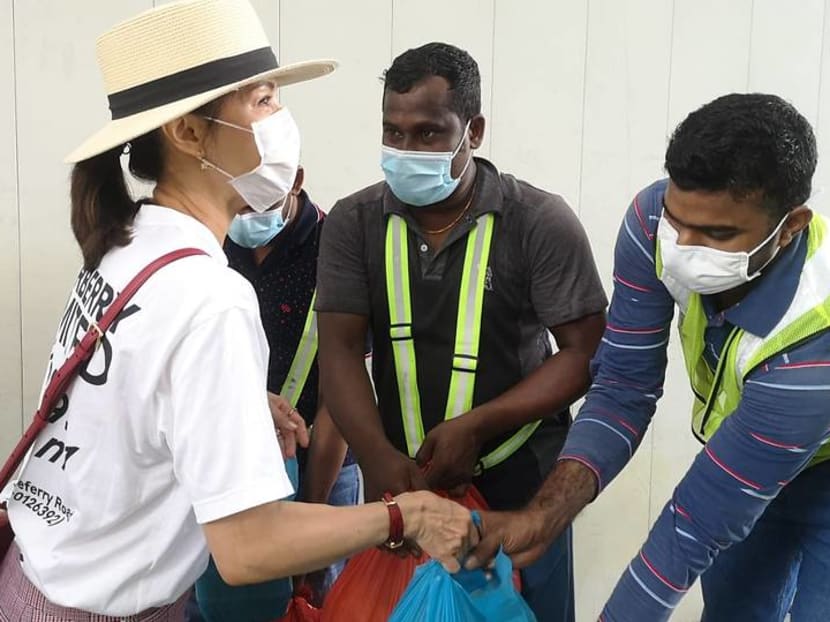 Zoe Tay and fellow actors brought nasi briyani to foreign workers Zoe Tay and fellow actors brought nasi briyani to foreign workers