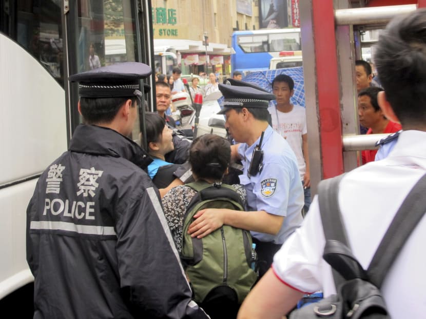 Gallery: Shanghai police remove protesters who oppose chemical plant