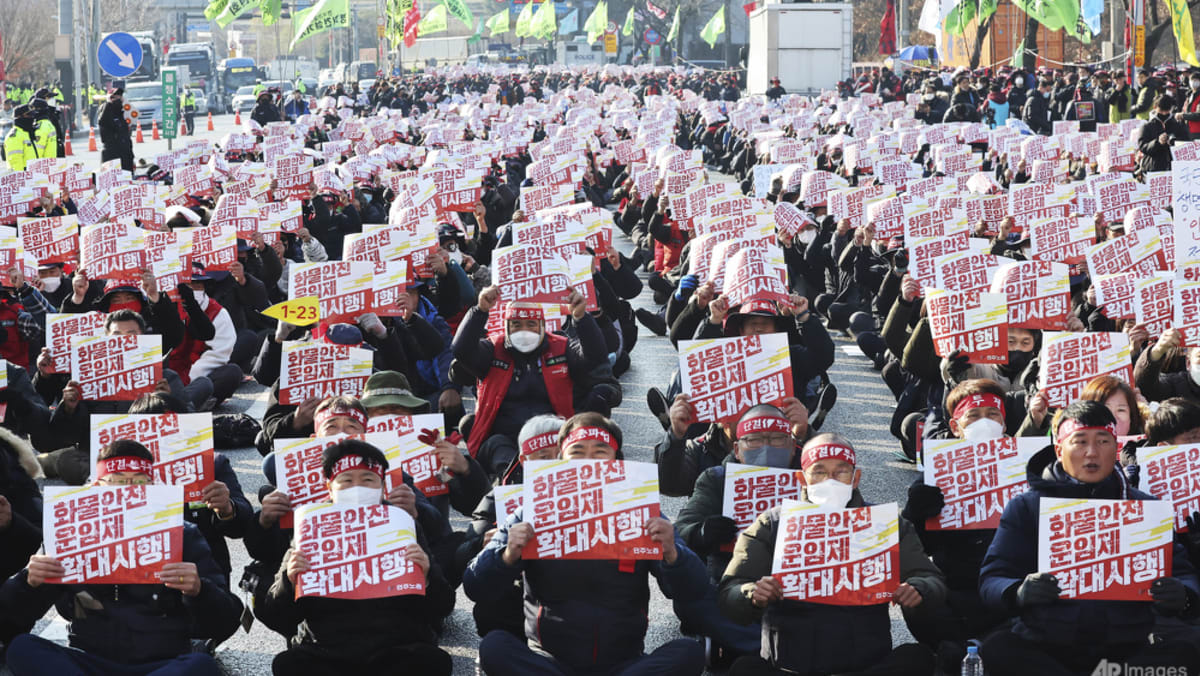 Seoul orders striking truckers in fuel, steel sectors back to work