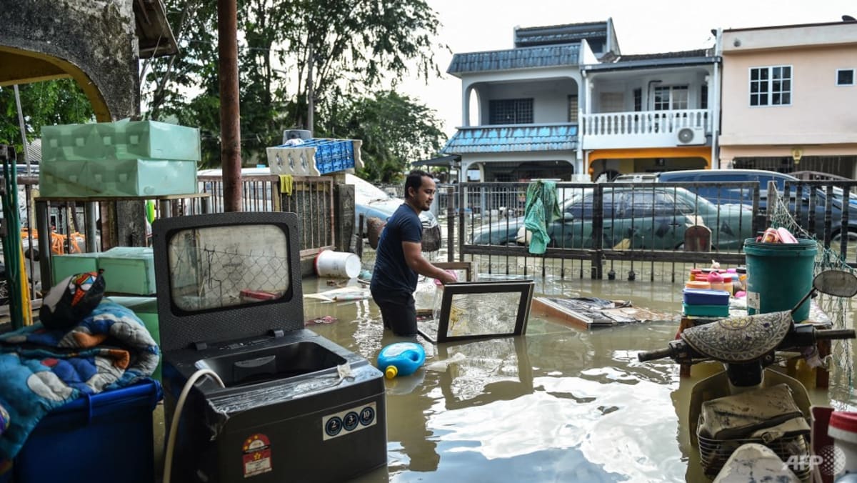 Beberapa warga di daerah rawan banjir di Malaysia pergi ke tempat pemungutan suara saat musim hujan