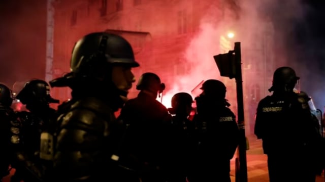 摩洛哥和法国晋级半决赛 大批球迷在街头欢庆与警方发生冲突