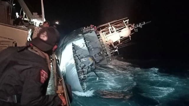 泰国海军军舰沉没 军方展开海空搜救31名失踪人员